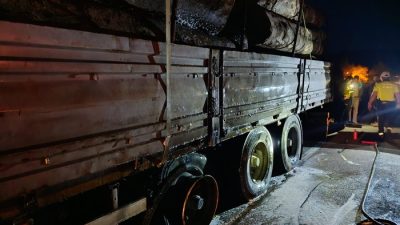  Boyabat karayolunda seyir halindeki tomruk yüklü bir tırda çıkan yangın