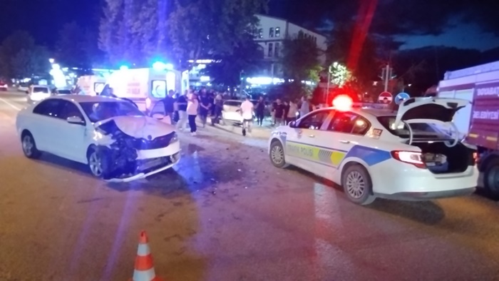 Boyabatta Iki Otomobil Carpisti 5 Yarali