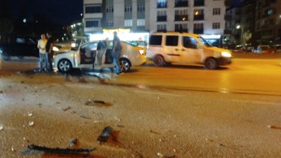 inop Boyabat Adnan Menderes Bulvarı'nda iki otomobilin kavşakta çarpışması sonucu