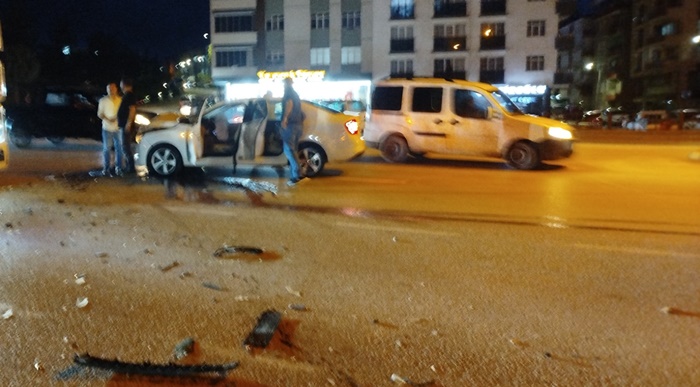 inop Boyabat Adnan Menderes Bulvarı'nda iki otomobilin kavşakta çarpışması sonucu