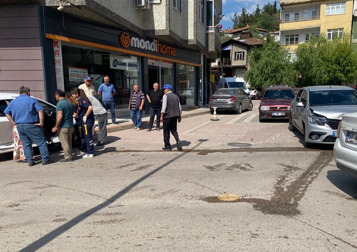 Boyabat'ta Öğle Saatlerinde Kaza: 2 Kişi Yaralandı55