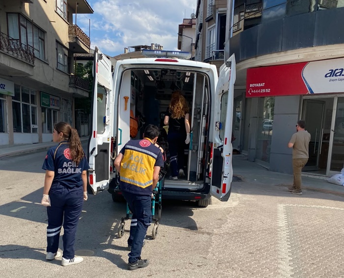 Boyabat'ta Öğle Saatlerinde Kaza: 2 Kişi Yaralandı77