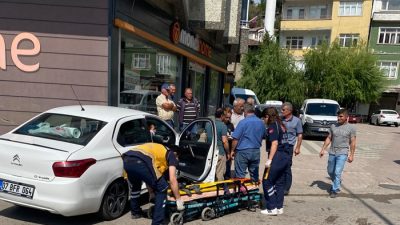 Sinop'un Boyabat ilçesinde Camikebir Mahallesi 75. Yıl Caddesi'nde iki otomobilin