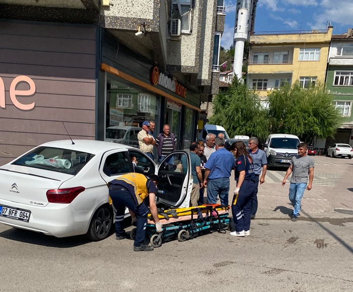 Sinop'un Boyabat ilçesinde Camikebir Mahallesi 75. Yıl Caddesi'nde iki otomobilin