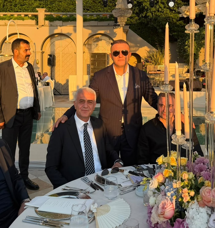 Huseyin Yuksek Oglu Enes Yuksek Dugununde Mutlulugu Dostlariyla Paylasti 123234