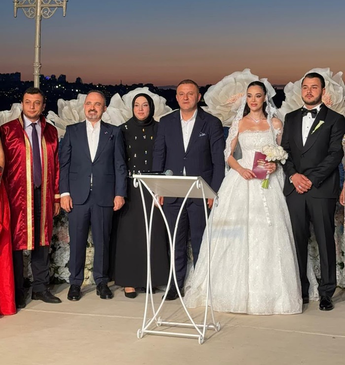 Huseyin Yuksek Oglu Enes Yuksek Dugununde Mutlulugu Dostlariyla Paylasti