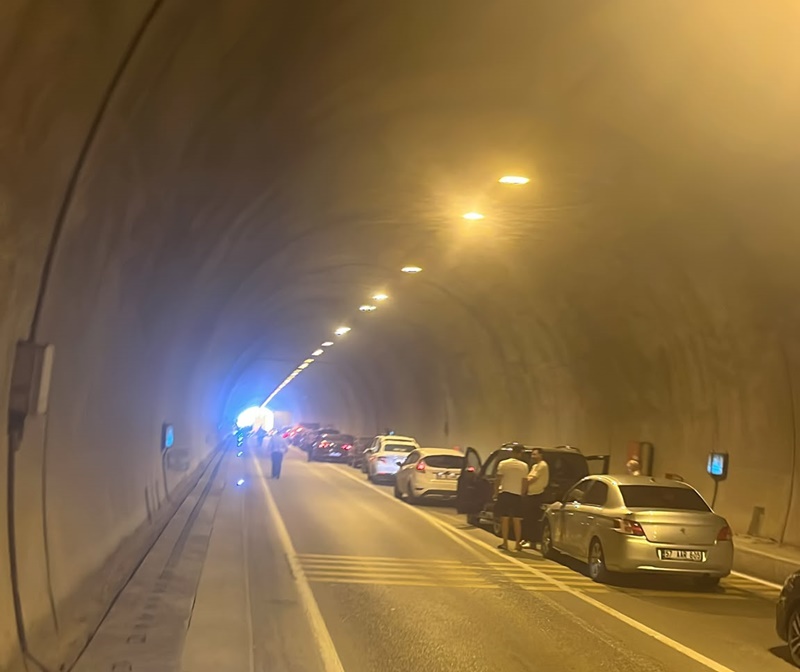 Sinop Boyabat Diranaz Tunel Icinde Trafik Kazasi 4 Yarali798