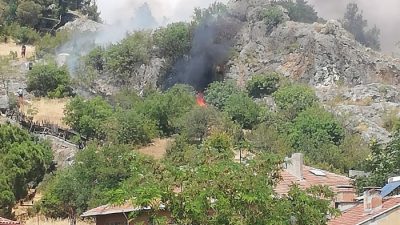 Boyabat Kalesi’nin Kertil mevkiinde çıkan ot yangını rüzgarın etkisiyle büyüyerek