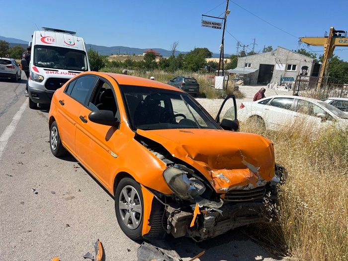 Boyabat’ta İki Otomobil Çarpıştı, 1 Kişi Yaralandı 1 Boyabat’ta İki Otomobil Çarpıştı, 1 Kişi Yaralandı