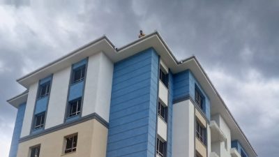 Sinop’un Saraydüzü ilçesindeki çok katlı TOKİ konutlarında bir vatandaş çatıya