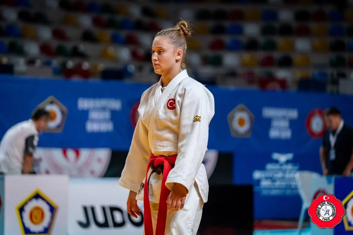 Avrupa'da İstiklal Marşı'nı Dinletti! Aylin Melisa Abalı Zirvede12