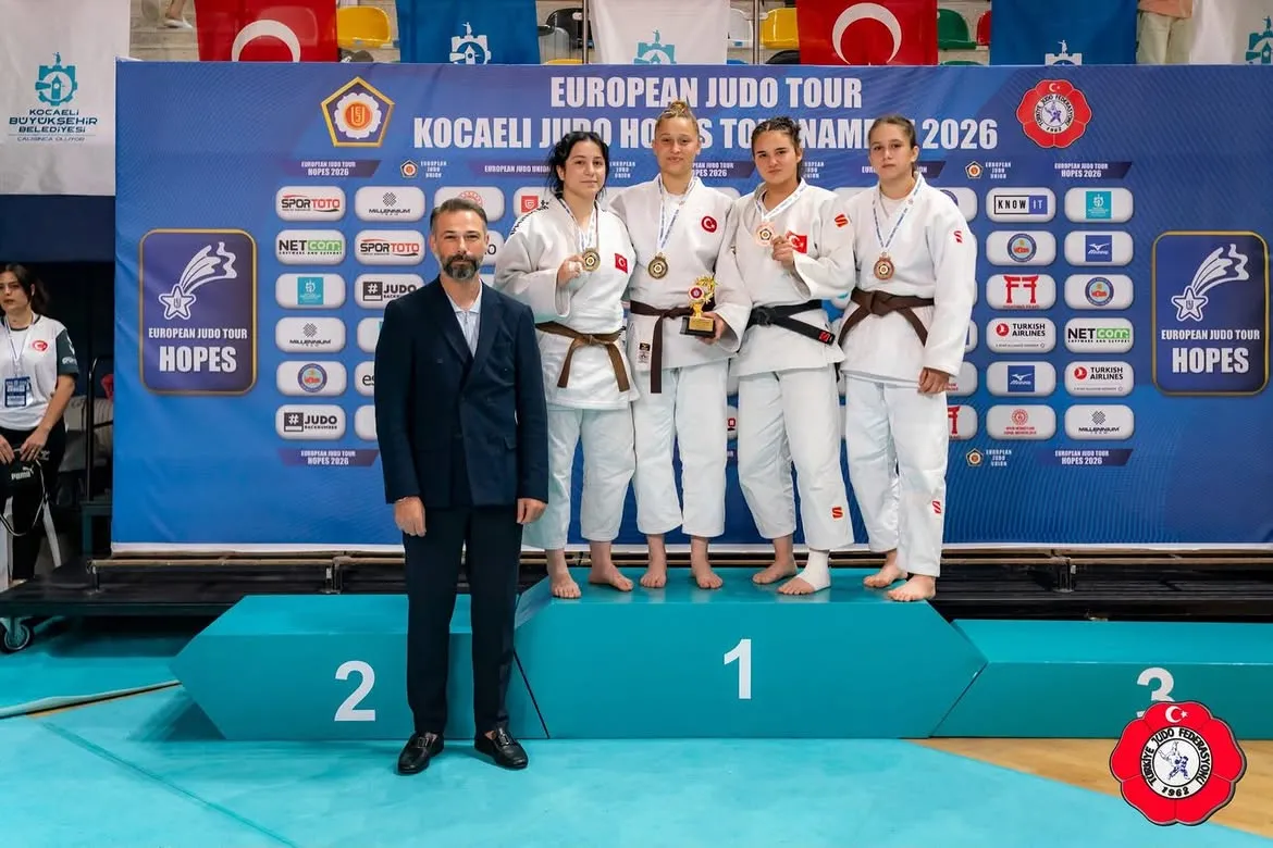 Avrupa'da İstiklal Marşı'nı Dinletti! Aylin Melisa Abalı Zirvede 2 ogrencimiz aylin melisa abali avrupa sampiyonu olduokulumuz ogrencisi aylin melisa abali 6 6a54b5fd62a48