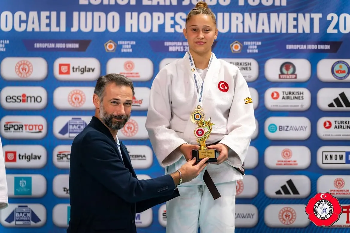 Avrupa'da İstiklal Marşı'nı Dinletti! Aylin Melisa Abalı Zirvede 7 Avrupa'da İstiklal Marşı'nı Dinletti! Aylin Melisa Abalı Zirvede56