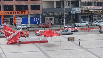Boyabat'ta öğle saatlerinde başlayan şiddetli fırtına ve toz bulutları hayatı