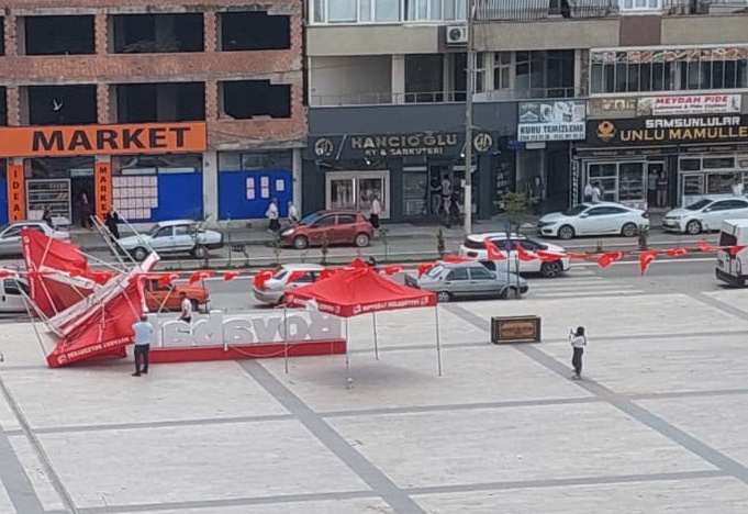 Boyabat'ta Öğlen Saatlerinde Aniden Bastıran Sert Rüzgar Toz Bulutları Kapladı 1 Öğle Saatlerinde Aniden Bastıran Sert Rüzgar Toz Bulutları Kapladı