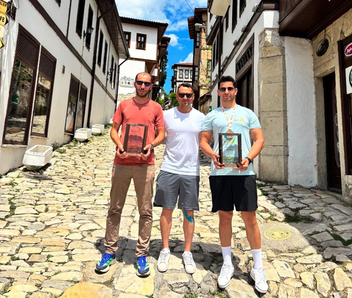 Safranbolu Ultra Trail 2026 Tamamlandı Boyabatlı Sporcular Dereceleriyle Gururlandırdı

Safranbolu Ultra Trail 2026 (SAFRUN), UNESCO Dünya Miras Listesi'nde yer alan tarihi kent Safranbolu'da ilk kez düzenlenerek büyük ilgi gördü. Türkiy

Kadir Burt 48.5 km Genel sıralama 6 yaş kategorisinde 3. Oldu. Muhammet Memişgil 13 km Genel sıralama 8. Yaş kategorisinde 2.oldu. Sezgin Şimşek 13 km Genel sırlama 26. Yaş kategorisinde 8. Oldu

e'nin yanı sıra 10 farklı ülkeden 550 sporcunun katıldığı organizasyonda, Boyabatlı sporcular elde ettikleri derecelerle ilçeye büyük gurur yaşattı.

UNESCO Kenti Safranbolu'da İlk Ultra Trail Heyecanı

Karabük'ün tarihi ilçesi Safranbolu, ilk kez düzenlenen Safranbolu Ultra Trail (SAFRUN) organizasyonuna ev sahipliği yaptı. İki gün süren yarışlarda sporcular, UNESCO Dünya Miras Listesi'nde bulunan tarihi sokaklar ile doğanın iç içe geçtiği zorlu parkurlarda mücadele etti.

Organizasyonda 6K Tarihi Kent Koşusu, 13K Perohi, 19K İncekaya ve 48,5K Zalifre Ultra parkurlarında yarışlar gerçekleştirildi. Yarışların startını Safranbolu Kaymakamı Hayrettin Baskın, Safranbolu Belediye Başkanı Elif Köse, Safranbolu Gençlik ve Spor İlçe Müdürü Sedat Adakan ile iş insanı Şefik Dizdar verdi.

10 Ülkeden 550 Sporcu Katıldı

İlk kez düzenlenmesine rağmen yoğun ilgi gören Safranbolu Ultra Trail 2026, Türkiye'nin yanı sıra Rusya, ABD, Japonya, Filipinler, Ukrayna, İngiltere, Almanya, Güney Kore ve Mısır'dan gelen toplam 550 sporcuyu ağırladı.

Katılımcılar, tarihi Safranbolu evleri, orman yolları ve doğal parkurlardan oluşan etaplarda hem dayanıklılıklarını hem de performanslarını sergiledi.

Boyabatlı Sporcular Başarılarıyla Dikkat Çekti

Organizasyonda yarışan Boyabatlı sporcular, farklı parkurlarda elde ettikleri derecelerle ilçenin gururu oldu.

Kadir Burt'tan 48,5 Kilometrede Büyük Başarı

48,5 kilometrelik Zalifre Ultra parkurunda mücadele eden Kadir Burt, güçlü rakipleri arasında genel klasmanda 6'ncı, yaş kategorisinde ise 3'üncü olarak önemli bir başarı elde etti.

Muhammet Memişgil Kürsüye Çıktı

13 kilometrelik Perohi Parkurunda yarışan Muhammet Memişgil, genel klasmanda 8'inci, yaş kategorisinde ise 2'nci sırayı alarak Boyabat adına kürsü başarısı kazandı.

Sezgin Şimşek Yarışı Başarıyla Tamamladı

Aynı parkurda mücadele eden Sezgin Şimşek ise genel klasmanda 26'ncı, yaş kategorisinde 8'inci olarak organizasyonu başarıyla tamamladı.

Boyabatlı Atletlerden Gurur Veren Performans

Dik tırmanışları, teknik etapları ve doğal parkurlarıyla dikkat çeken Safranbolu Ultra Trail, Türkiye'nin yükselen ultra maraton organizasyonları arasında gösteriliyor. Boyabatlı sporcuların ortaya koyduğu performans ise hem organizasyonda hem de spor camiasında takdir topladı.

Elde edilen dereceler, Boyabat'ta atletizm ve doğa sporlarına olan ilginin her geçen yıl arttığını bir kez daha ortaya koyarken, sporcuların başarısı ilçe adına gurur kaynağı oldu.222