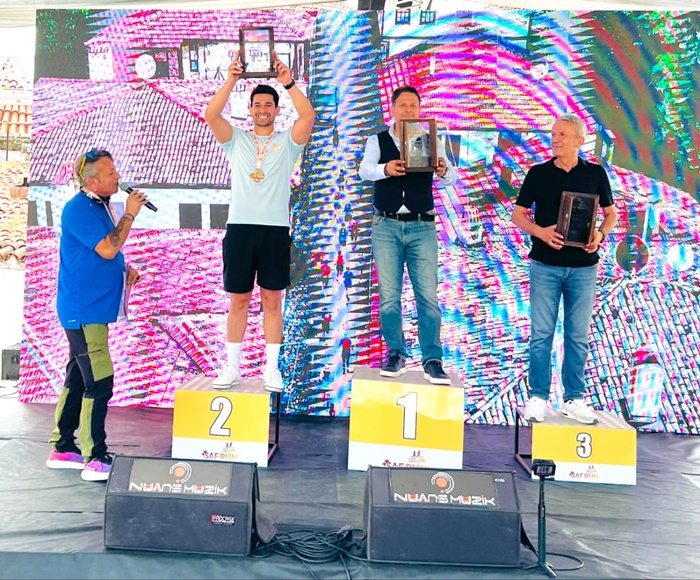 Safranbolu Ultra Trail 2026 Tamamlandı Boyabatlı Sporcular Dereceleriyle Gururlandırdı

Safranbolu Ultra Trail 2026 (SAFRUN), UNESCO Dünya Miras Listesi'nde yer alan tarihi kent Safranbolu'da ilk kez düzenlenerek büyük ilgi gördü. Türkiy

Kadir Burt 48.5 km Genel sıralama 6 yaş kategorisinde 3. Oldu. Muhammet Memişgil 13 km Genel sıralama 8. Yaş kategorisinde 2.oldu. Sezgin Şimşek 13 km Genel sırlama 26. Yaş kategorisinde 8. Oldu

e'nin yanı sıra 10 farklı ülkeden 550 sporcunun katıldığı organizasyonda, Boyabatlı sporcular elde ettikleri derecelerle ilçeye büyük gurur yaşattı.

UNESCO Kenti Safranbolu'da İlk Ultra Trail Heyecanı

Karabük'ün tarihi ilçesi Safranbolu, ilk kez düzenlenen Safranbolu Ultra Trail (SAFRUN) organizasyonuna ev sahipliği yaptı. İki gün süren yarışlarda sporcular, UNESCO Dünya Miras Listesi'nde bulunan tarihi sokaklar ile doğanın iç içe geçtiği zorlu parkurlarda mücadele etti.

Organizasyonda 6K Tarihi Kent Koşusu, 13K Perohi, 19K İncekaya ve 48,5K Zalifre Ultra parkurlarında yarışlar gerçekleştirildi. Yarışların startını Safranbolu Kaymakamı Hayrettin Baskın, Safranbolu Belediye Başkanı Elif Köse, Safranbolu Gençlik ve Spor İlçe Müdürü Sedat Adakan ile iş insanı Şefik Dizdar verdi.

10 Ülkeden 550 Sporcu Katıldı

İlk kez düzenlenmesine rağmen yoğun ilgi gören Safranbolu Ultra Trail 2026, Türkiye'nin yanı sıra Rusya, ABD, Japonya, Filipinler, Ukrayna, İngiltere, Almanya, Güney Kore ve Mısır'dan gelen toplam 550 sporcuyu ağırladı.

Katılımcılar, tarihi Safranbolu evleri, orman yolları ve doğal parkurlardan oluşan etaplarda hem dayanıklılıklarını hem de performanslarını sergiledi.

Boyabatlı Sporcular Başarılarıyla Dikkat Çekti

Organizasyonda yarışan Boyabatlı sporcular, farklı parkurlarda elde ettikleri derecelerle ilçenin gururu oldu.

Kadir Burt'tan 48,5 Kilometrede Büyük Başarı

48,5 kilometrelik Zalifre Ultra parkurunda mücadele eden Kadir Burt, güçlü rakipleri arasında genel klasmanda 6'ncı, yaş kategorisinde ise 3'üncü olarak önemli bir başarı elde etti.

Muhammet Memişgil Kürsüye Çıktı

13 kilometrelik Perohi Parkurunda yarışan Muhammet Memişgil, genel klasmanda 8'inci, yaş kategorisinde ise 2'nci sırayı alarak Boyabat adına kürsü başarısı kazandı.

Sezgin Şimşek Yarışı Başarıyla Tamamladı

Aynı parkurda mücadele eden Sezgin Şimşek ise genel klasmanda 26'ncı, yaş kategorisinde 8'inci olarak organizasyonu başarıyla tamamladı.

Boyabatlı Atletlerden Gurur Veren Performans

Dik tırmanışları, teknik etapları ve doğal parkurlarıyla dikkat çeken Safranbolu Ultra Trail, Türkiye'nin yükselen ultra maraton organizasyonları arasında gösteriliyor. Boyabatlı sporcuların ortaya koyduğu performans ise hem organizasyonda hem de spor camiasında takdir topladı.

Elde edilen dereceler, Boyabat'ta atletizm ve doğa sporlarına olan ilginin her geçen yıl arttığını bir kez daha ortaya koyarken, sporcuların başarısı ilçe adına gurur kaynağı oldu.123