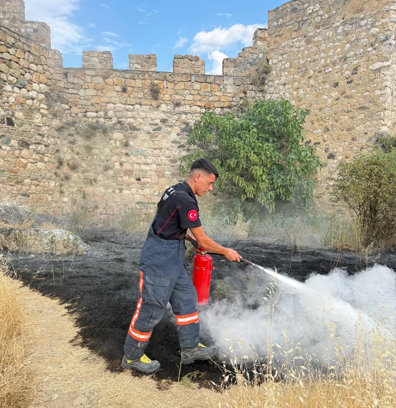 Boyabat Kalesi'nde Yangın: İtfaiyeden Kritik Müdahale! 1 Boyabat Kalesi yangın, Boyabat'ta yangın son dakika, Boyabat Kalesi'nde yangın, Boyabat haberleri, Sinop Boyabat yangın haberi, Boyabat Kalesi son durum, Boyabat, Tarihi kalede yangın111
