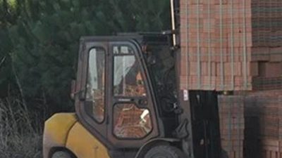 Sinop Boyabat'taki bir tuğla fabrikasında çalışan işçinin ayağını traktör ezdi.
