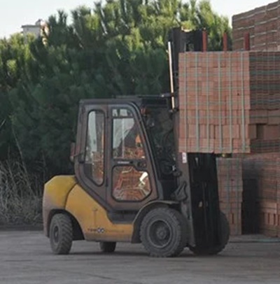 Boyabat'ta Tuğla Fabrikasında İş Kazası: Forklift İşçinin Ayağını Ezdi! 1 Boyabat'ta Tuğla Fabrikasında İş Kazası: Forklift İşçinin Ayağını Ezdi!