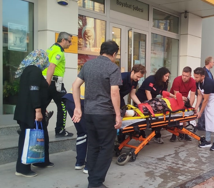 Boyabat Adnan Menderes Bulvarı'nda kaldırımda yürüyen 42 yaşındaki kadına elektrikli