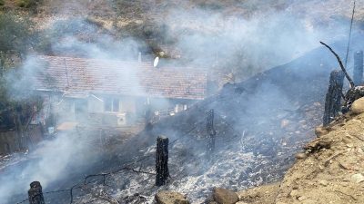 Sinop’un Boyabat ilçesi Yeni Mahalle kırsalında yakılan ateşin kuru otlara