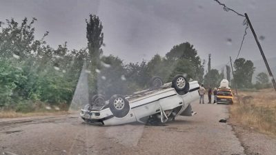 Boyabat Darıözü köyü yol ayrımında suya kapılan otomobil takla attı.