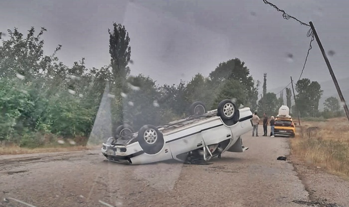 Boyabat Darıözü köyü yol ayrımında suya kapılan otomobil takla attı.