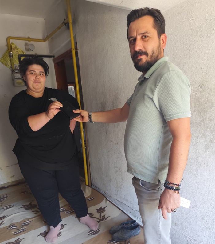 İçinde Altın ve Para Vardı! Boyabat’ta Kapıyı Açan Vatandaş Polisi Görünce Neye Uğradığını Şaşırdı 1 İçinde Altın ve Para Vardı! Boyabat’ta Kapıyı Açan Vatandaş Polisi Görünce Neye Uğradığını Şaşırdı57