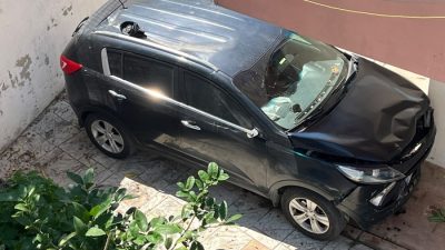 Sinop Ada Mahallesi'nde sürücüsünün el frenini çekmeyi unuttuğu otomobil, yokuş