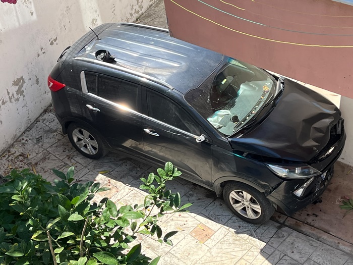 El freni çekilmeyen otomobil yokuş aşağı inip apartman boşluğuna düştü! 3 El freni çekilmeyen otomobil yokuş aşağı inip apartman boşluğuna düştü!575757