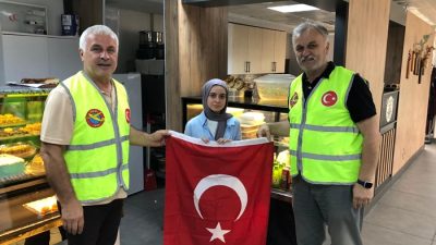 Türk bayrağının milli birlik ve beraberliğin simgesi olduğunu vurgulayan Tezin,