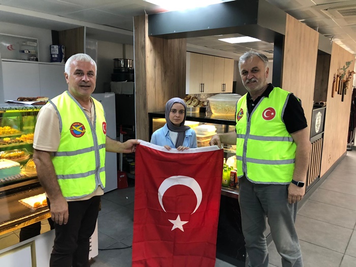 Esnafın Dükkânına Şanlı Al Bayrak: THK Sinop Şubesi’nden Anlamlı Dağıtım 1 Esnafın Dükkânına Şanlı Al Bayrak: THK Sinop Şubesi’nden Anlamlı Dağıtım