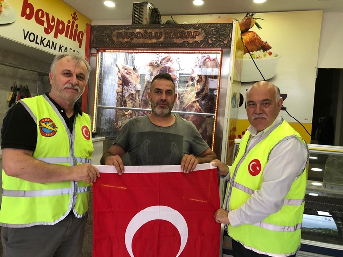 Esnafın Dükkânına Şanlı Al Bayrak: THK Sinop Şubesi’nden Anlamlı Dağıtım 2 Esnafin Dukkanina Sanli Al Bayrak THK Sinop Subesi 575757