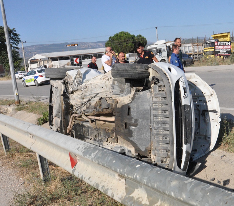 Fırlamaktan Kemer Kurtardı Boyabat'ta Aydınlatma Direğine Çarpan Araç Takla Attı