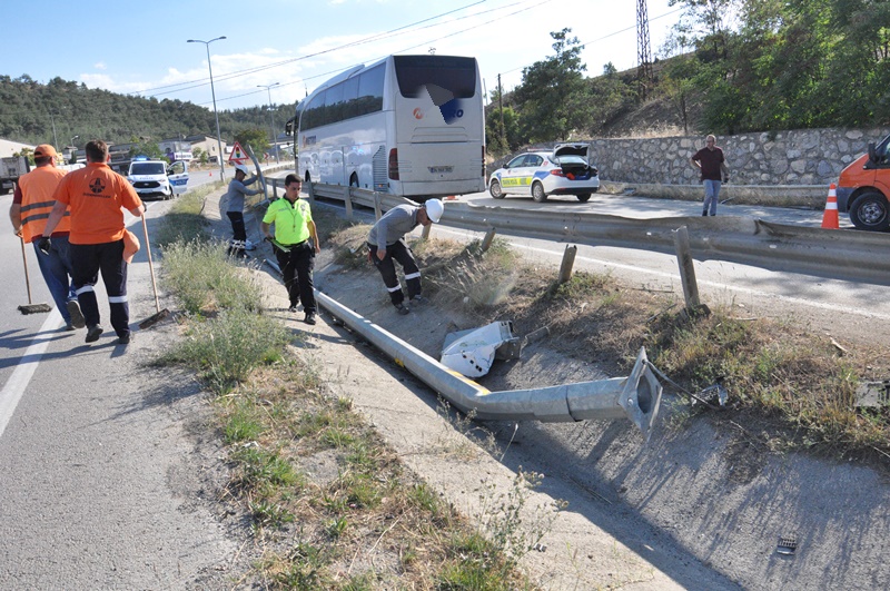 Fırlamaktan Kemer Kurtardı Boyabat'ta Aydınlatma Direğine Çarpan Araç Takla Attı12