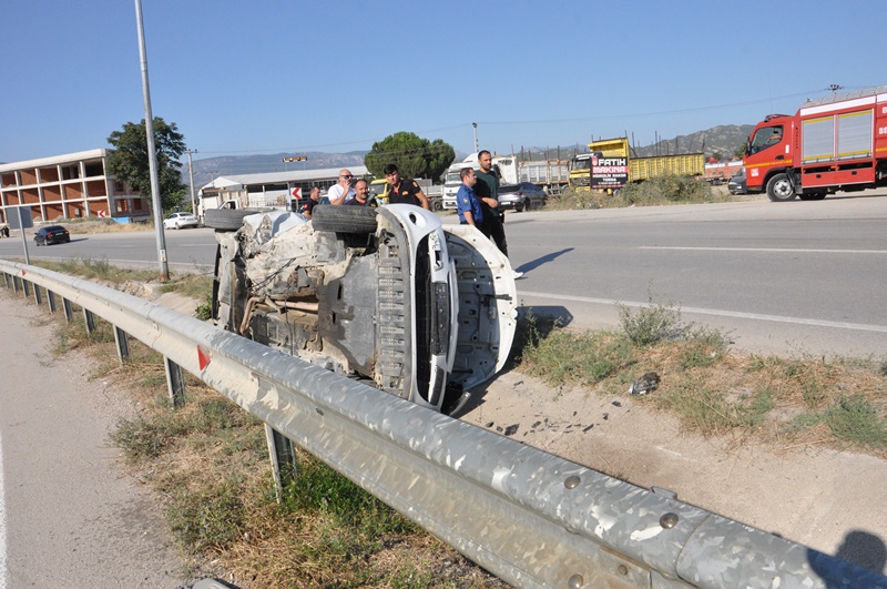 Fırlamaktan Kemer Kurtardı Boyabat'ta Aydınlatma Direğine Çarpan Araç Takla Attı14