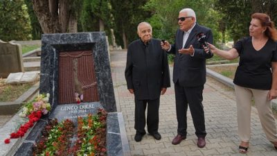 Genco Erkal, vefatının ikinci yıl dönümünde Zincirlikuyu Mezarlığı'nda düzenlenen törenle
