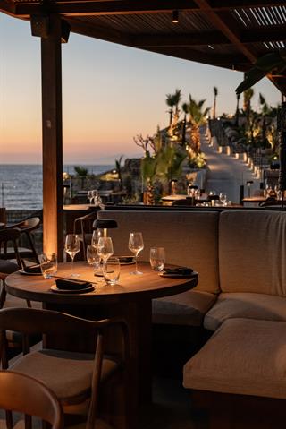 OKU Bodrum'da Yazın Kapanışı: Anatolian Sessions ile Müzik Dolu Bir Gece 1 Bodrum’un kuzey kıyısındaki eşsiz konumuyla dikkat çeken OKU Bodrum, gastronomi, doğa ve müziği buluşturan yaz sezonunu görkemli bir etkinlikle taçlandırıyor. Yazın son performansında Anatolian Sessions, izleyicileri büyüleyici bir ritim yolculuğuna çıkarıyor.
Gün Batımından Geceye Elektronik ve Etnik Harman
Geleneksel Anadolu ezgilerini modern elektronik altyapılarla harmanlayan Anatolian Sessions, 22 Ağustos Cumartesi akşamı OKU Bodrum sahnesinde müzikseverlerle buluşuyor. Anadolu’nun köklü müzikal mirasını çağdaş ritimlerle birleştiren bu özel performans, gecenin enerjisini gün batımından gece yarısına taşıyacak.
Öne Çıkan Etkinlik Detayları
Etkinlik: Anatolian Sessions Canlı Performansı
Tarih: 22 Ağustos Cumartesi
Saat: 22.00
Mekan: OKU Bodrum
Konsept: Etnik elektronik müzik, açık hava deneyimi, doğa ve gastronomi
Müzik, Doğa ve Gastronomi Bir Arada
Saat 22.00 itibarıyla başlayacak olan bu unutulmaz gece; OKU Bodrum’un denize sıfır atmosferi, benzersiz açık hava deneyimi ve üst düzey gastronomi anlayışıyla bütünleşiyor. Ağustos ayının son performansını kaçırmamak ve yaz sezonuna ritim dolu bir veda etmek için yerinizi ayırtmayı unutmayın!
Bu heyecan verici etkinlik için biletinizi veya rezervasyonunuzu şimdiden yaptınız mı?5757
