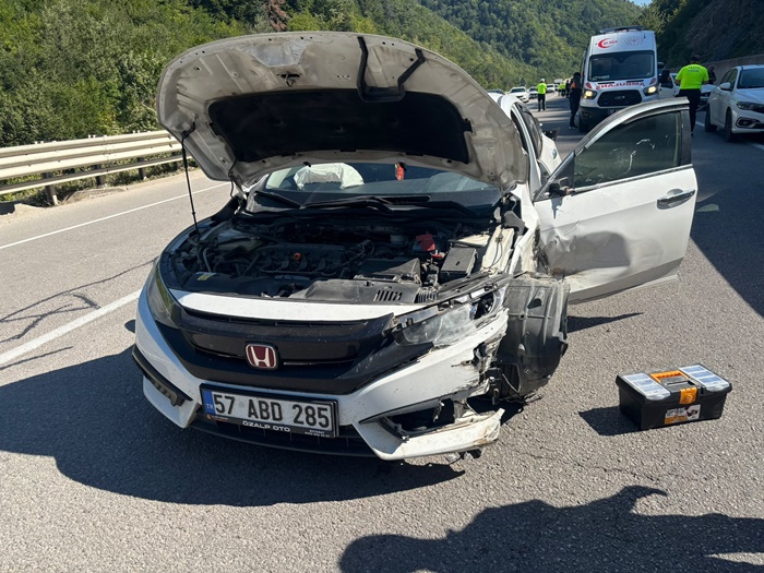 Sinop-Boyabat Yolunda Feci Kaza: 9 Yaralı! 1 Sinop-Boyabat Yolunda Feci Kaza: 9 Yaralı!57