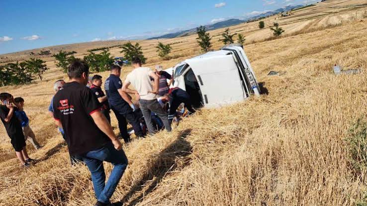 Samsun’un Vezirköprü ilçesinde sürücünün direksiyon hakimiyetini kaybetmesi sonucu tarlaya savrulan