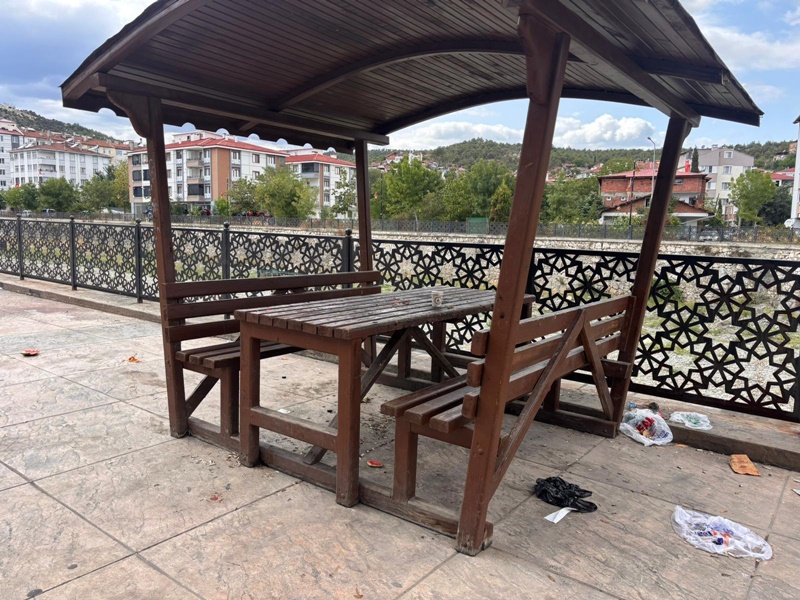 Boyabat Parklarında Skandal Görüntü: Kamelya Tepesinde Rezalet, Bank Dibi Çöp Yuvası! 7 Boyabat Parklarında Skandal Görüntü: Kamelya Tepesinde Rezalet, Bank Dibi Çöp Yuvası!66