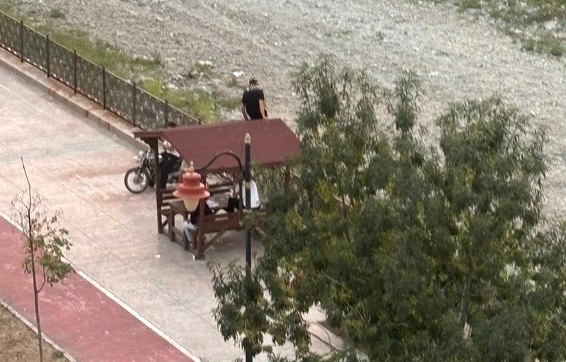 Boyabat Parklarında Skandal Görüntü: Kamelya Tepesinde Rezalet, Bank Dibi Çöp Yuvası! 2 Boyabat Parklarında Skandal Görüntü: Kamelya Tepesinde Rezalet, Bank Dibi Çöp Yuvası!33