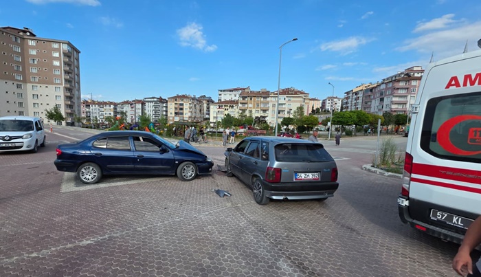 Boyabat Yıldız Mahallesi’nde Trafik Kazası 2 Sürücü Yaralandı!5757
