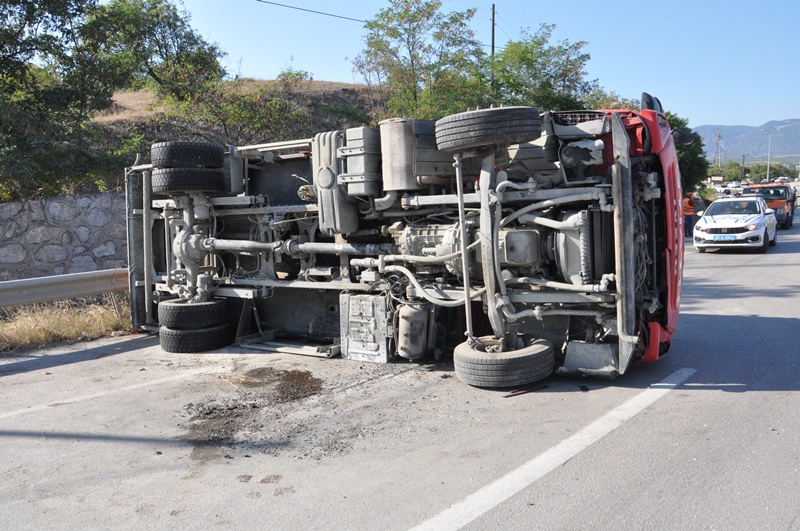 Hanönü’nde Özel Şirkete Ait İtfaiye Aracı Kaza Yaptı: 1 Yaralı01