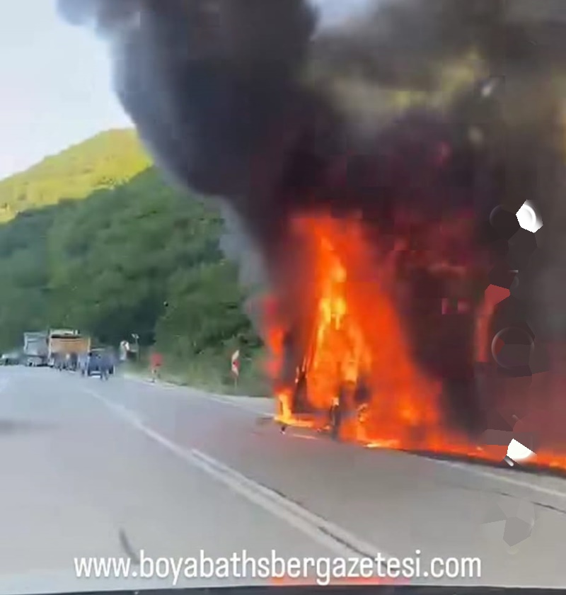 Sinop Boyabat Yolunda Tavuk Taşıyan Araç Alev Alev Yandı 2 Sinop Boyabat Yolunda Tavuk Taşıyan Araç Alev Alev Yandı5757