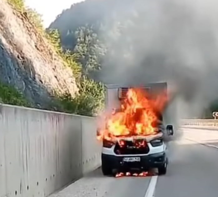 Sinop’un Boyabat ilçesinde sabah saatlerinde seyir halindeki tavuk yüklü bir