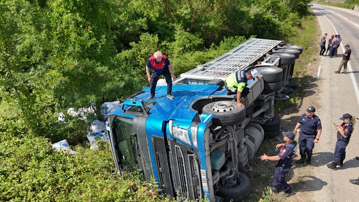 Sinop-Erfelek Karayolunda Un Yüklü Tır Devrildi 3 Yaralı 1 Sinop-Erfelek Karayolunda Un Yüklü Tır Devrildi 3 Yaralı