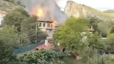 Boyabat Gökdere Mahallesi'nde sabah saatlerinde 3 katlı tarihi tescilli evde