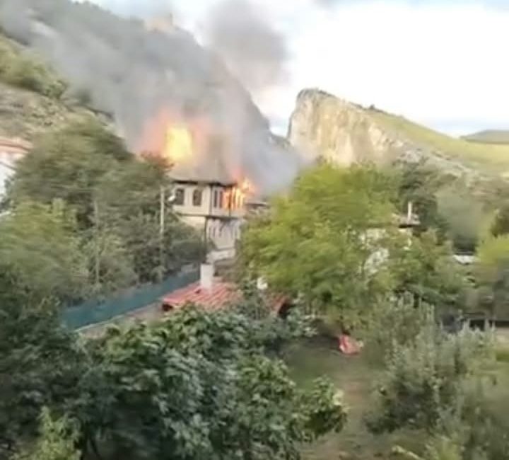 Boyabat Gökdere Mahallesi'nde sabah saatlerinde 3 katlı tarihi tescilli evde